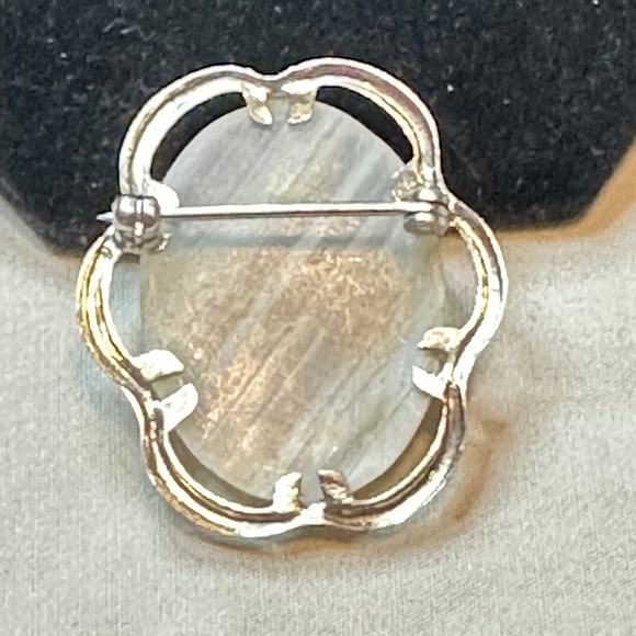 Silver Brooch, White Banded Agate Oval Stone in Silver Flower Frame, Vintage - Picture 4 of 10